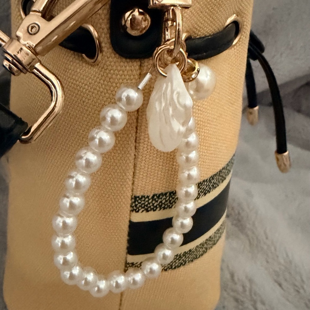 Dior Beige and Black Bucket Bag - Picture 4 of 7